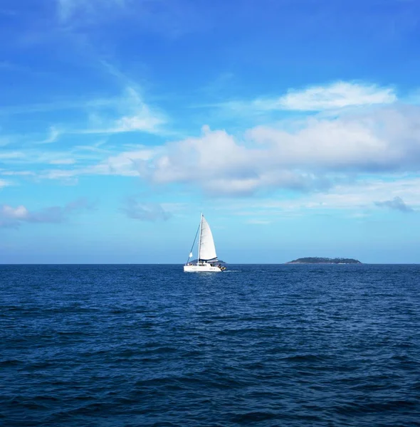 Barca a vela in mare. Bellissimo paesaggio marino, Thailandia — Foto Stock