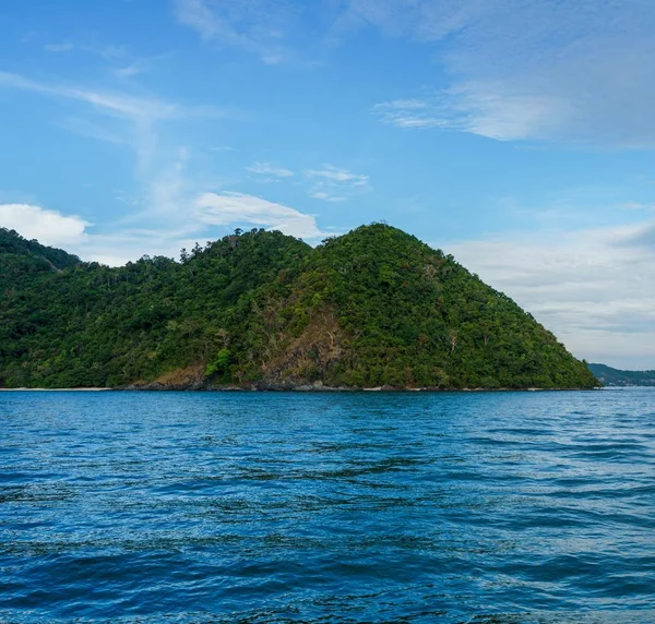 Impresionante vista de la isla montañosa en el océano —  Fotos de Stock