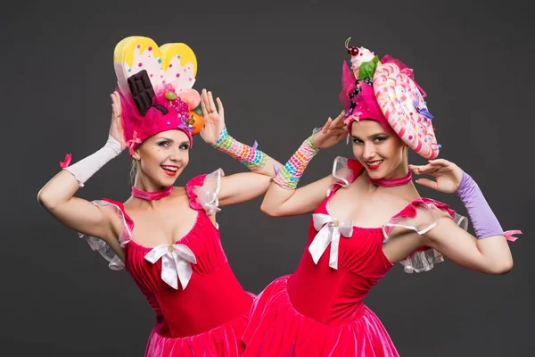 Orijinal şapka ve elbiseler atış eğlenceli kadınlar — Stok fotoğraf