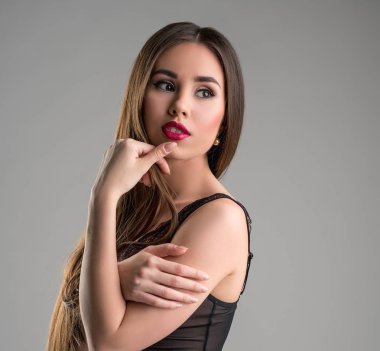 Seksi sabahlık giymiş parlak makyaj ile model