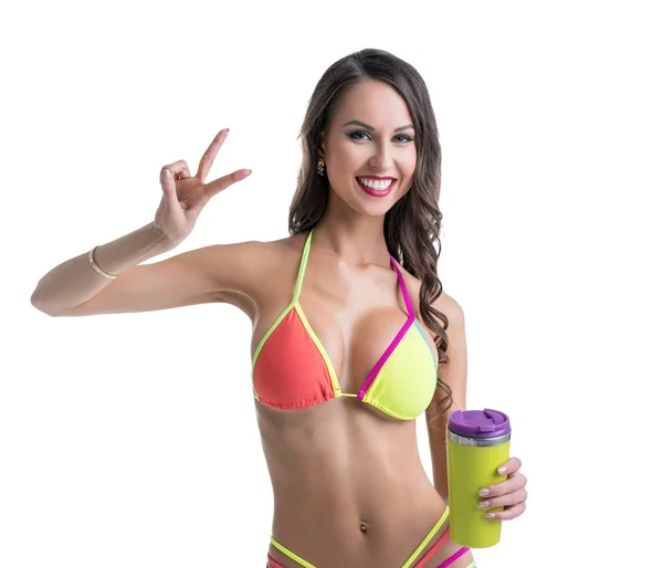 Sportiga kvinnan i ljusa bikini poserar med shaker — Stockfoto