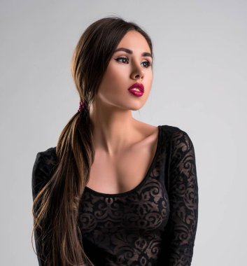 Elbise giyen parlak makyaj ile muhteşem bir kadın