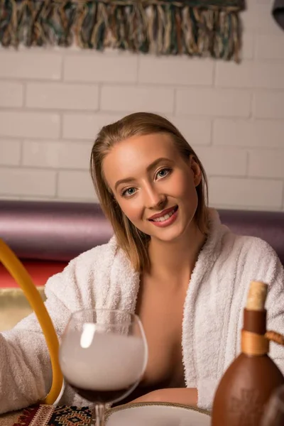 Jonge vrouw in badjas in sauna zicht — Stockfoto