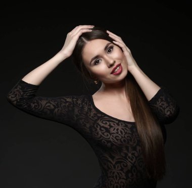 Elbise giyen parlak makyaj ile muhteşem bir kadın