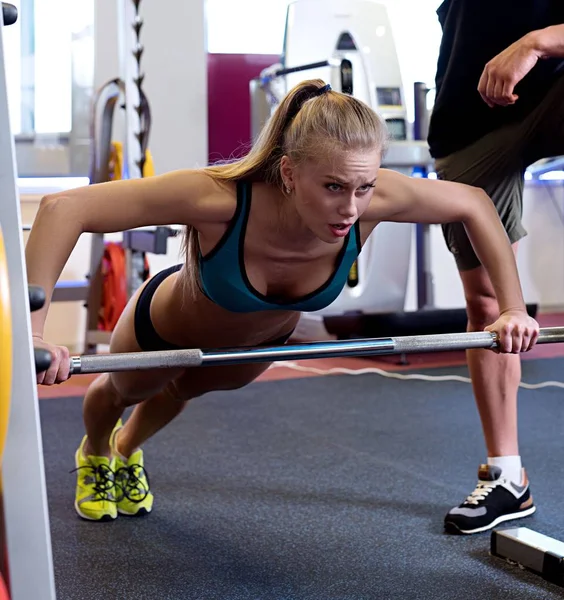 Chica haciendo flexiones y su entrenador beber agua — Foto de Stock