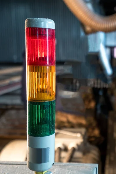 Imagen de led tricolor en la máquina en el aserradero — Foto de Stock