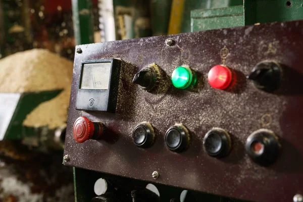 Vid sågverket. Kontrollpanel med lysande indikatorer — Stockfoto