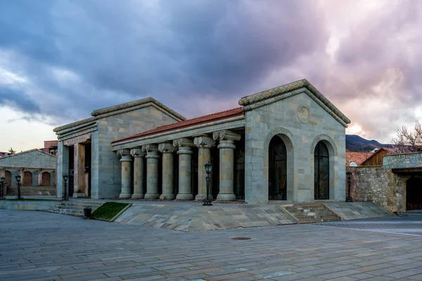Историческое здание с колоннами на городской площади — стоковое фото