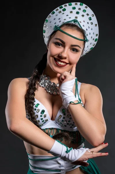 Portrait d'une jolie danseuse go-go souriante à la caméra — Photo