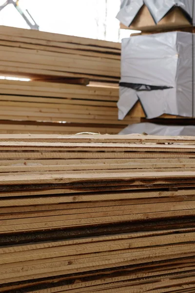 Bild von Holzbrettern, die im Sägewerk aufgeschichtet wurden — Stockfoto