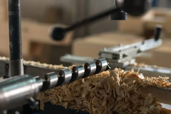 Machine-outil avec perceuse pour le travail du bois, gros plan — Photo
