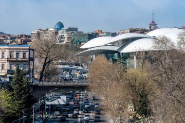 Adalet Bakanlığı yakınlarındaki şehir trafiğine bak