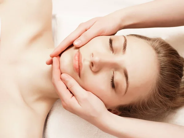 Spa. Donna godendo anti-invecchiamento massaggio facciale — Foto Stock