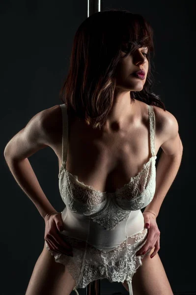 Afbeelding voor sexy stripper in lace korset met kousenbanden — Stockfoto