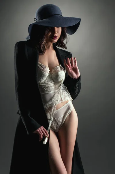 Modello vestito in lingerie pizzo sexy, cappotto e cappello — Foto Stock