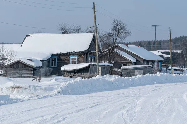Hora de invierno. Imagen del perro corre por la aldea — Foto de Stock