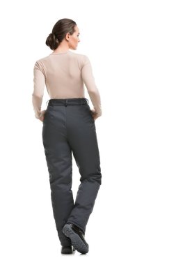 Gri pantolonlu kadın dikiz aynasından izole edilmiş.