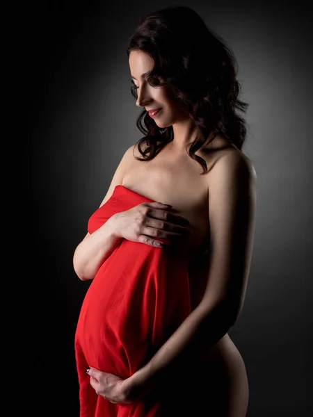 Utanarak gülümseyerek poz çıplak hamile anne — Stok fotoğraf