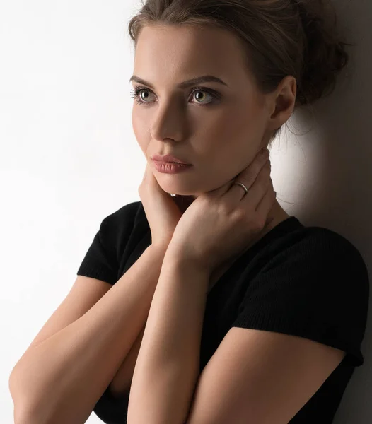 Hübsche Blondine in schwarzem sexy T-Shirt Studioporträt — Stockfoto