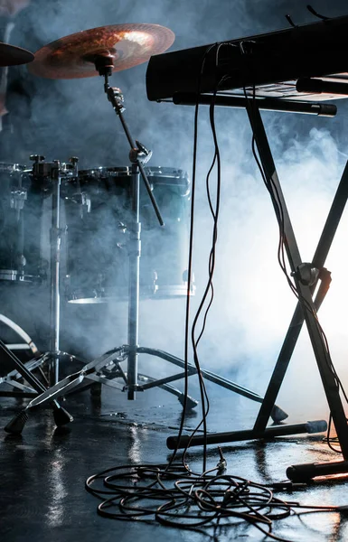 Piano elétrico e kit de bateria em estúdio fumegante escuro — Fotografia de Stock