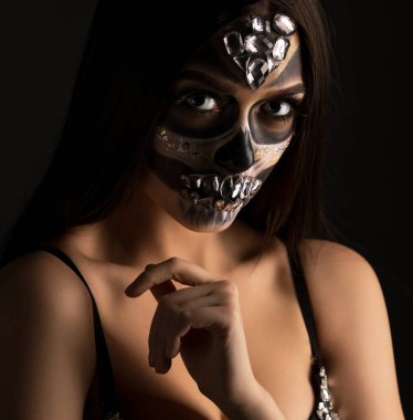 Korku tarzında akıllı sanatsal makyajlı bir kadın.