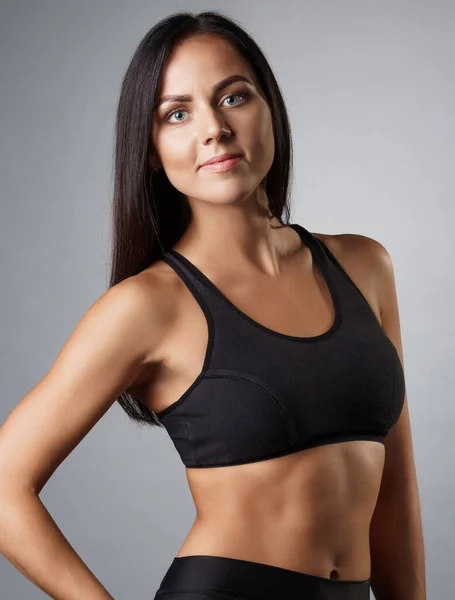 Pretty brunette fitness trainer studio portrait — Stock Photo, Image