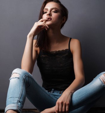 Seksi yalınayak kız dantel üst ve yırtık kot pantolon