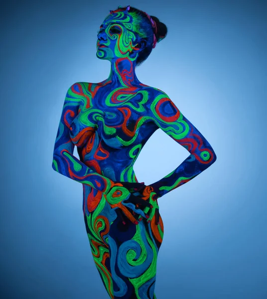 Flicka med ultraviolett färg mönster bodyart i studio — Stockfoto