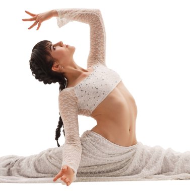 Genç seksi kız beyaz yaparken stüdyoda böler