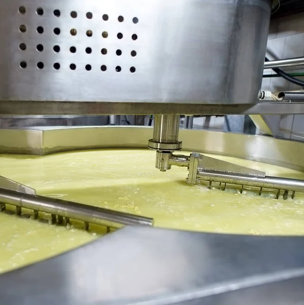 Процесс смешивания на линии по производству молока — стоковое фото