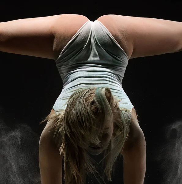 Gracieuse fille danse dans blanc poussière couleur — Photo