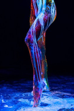 Ultraviyole renk desenli bodyart görünümlü kadın