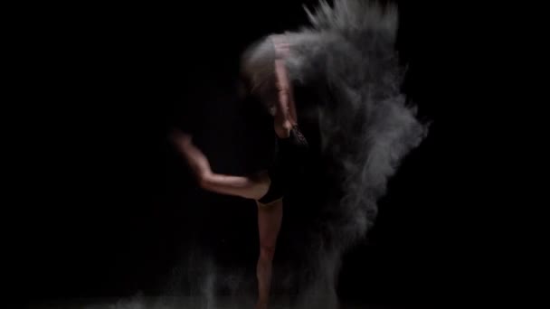Pełen wdzięku tancerz w czarnym ciele rzucać kurz podczas baletu pa — Wideo stockowe