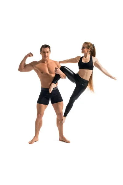 Молодая пара, занимающаяся акробатикой — стоковое фото