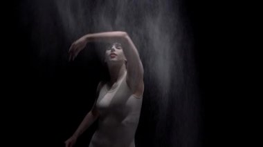 Karanlıkta toz video atma güzel kız