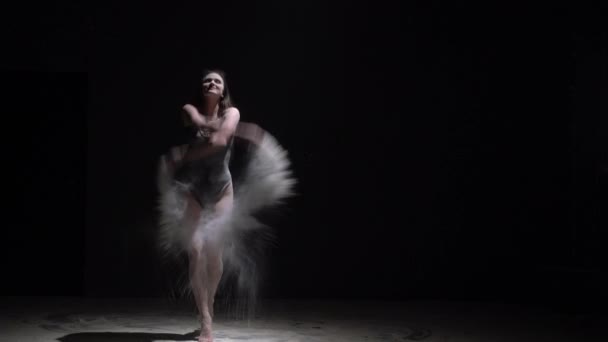 Graceful girl in body throwing dust in the dark — Stok video