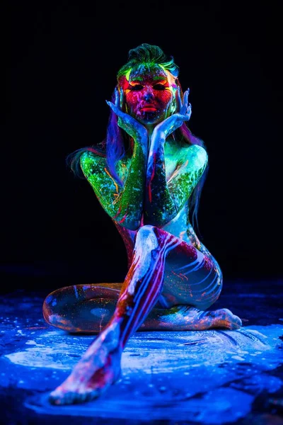 Девушка с ультрафиолетовым цветом рисунок тела выстрел — стоковое фото