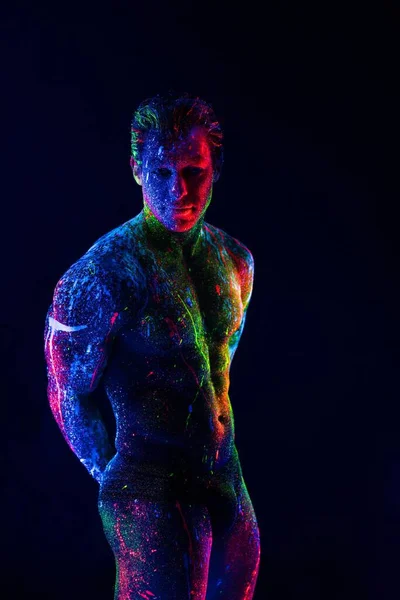 Γυμνός άνθρωπος με πολύχρωμο νέον σώμα τέχνης — Φωτογραφία Αρχείου