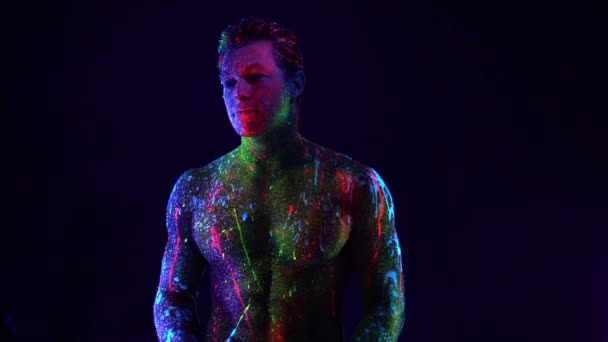 Człowiek z kolorowym neon body art w ogromnej rurze świecące bańki — Wideo stockowe