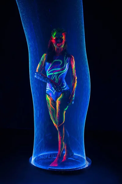 Женская модель с красочным телом в трубке — стоковое фото