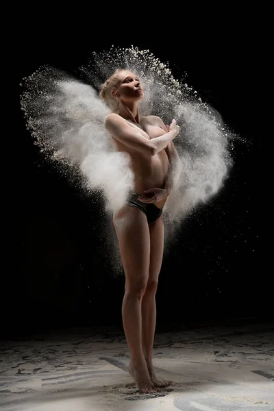 Ajuste fêmea topless na nuvem de poeira — Fotografia de Stock
