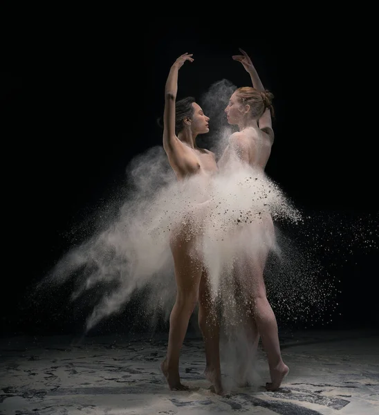 Bailarinas desnudas con los brazos levantados en polvo —  Fotos de Stock