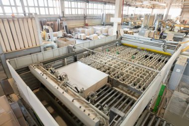 Fabrika atölyesinde yonga parçalarını kesen makine