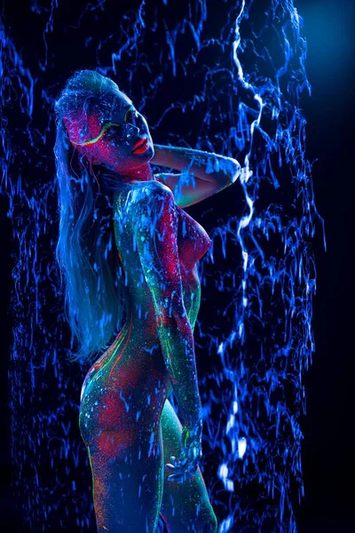 Topless ragazza con corpo ultravioletto e bolla scoppiata intorno a lei — Foto Stock