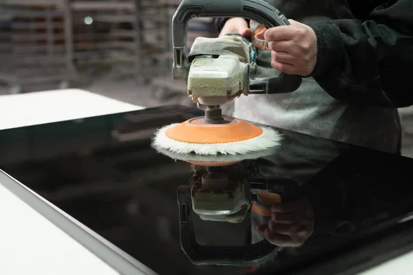 Polishing black wood panel with grinder machine — Stock Photo, Image