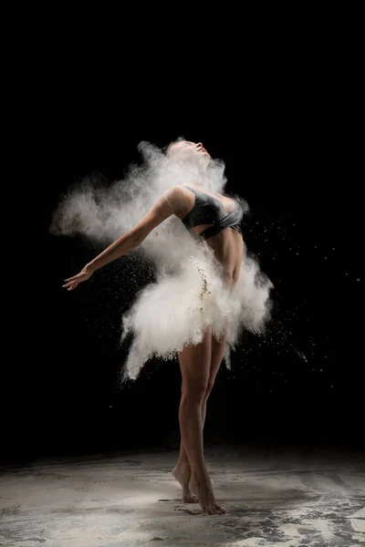Illő szőke nő táncol a porfelhőben — Stock Fotó