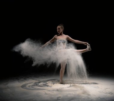 İç çamaşırlı zarif bayan yogada tozla poz veriyor.