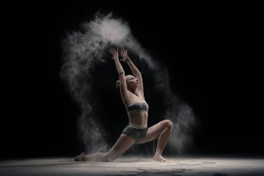 Tozla dans eden kadın