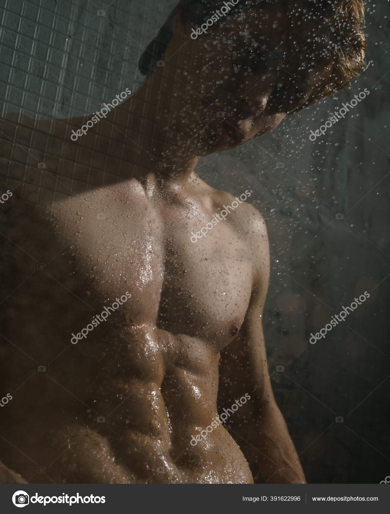 Desnudo joven hombre bajo el agua corriente estudio retrato: fotografía de  stock © Wisky #391622996 | Depositphotos