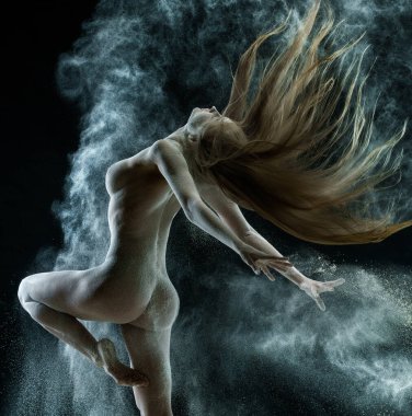 Beyaz toz bulutu içinde çıplak bir kız stüdyo portresi